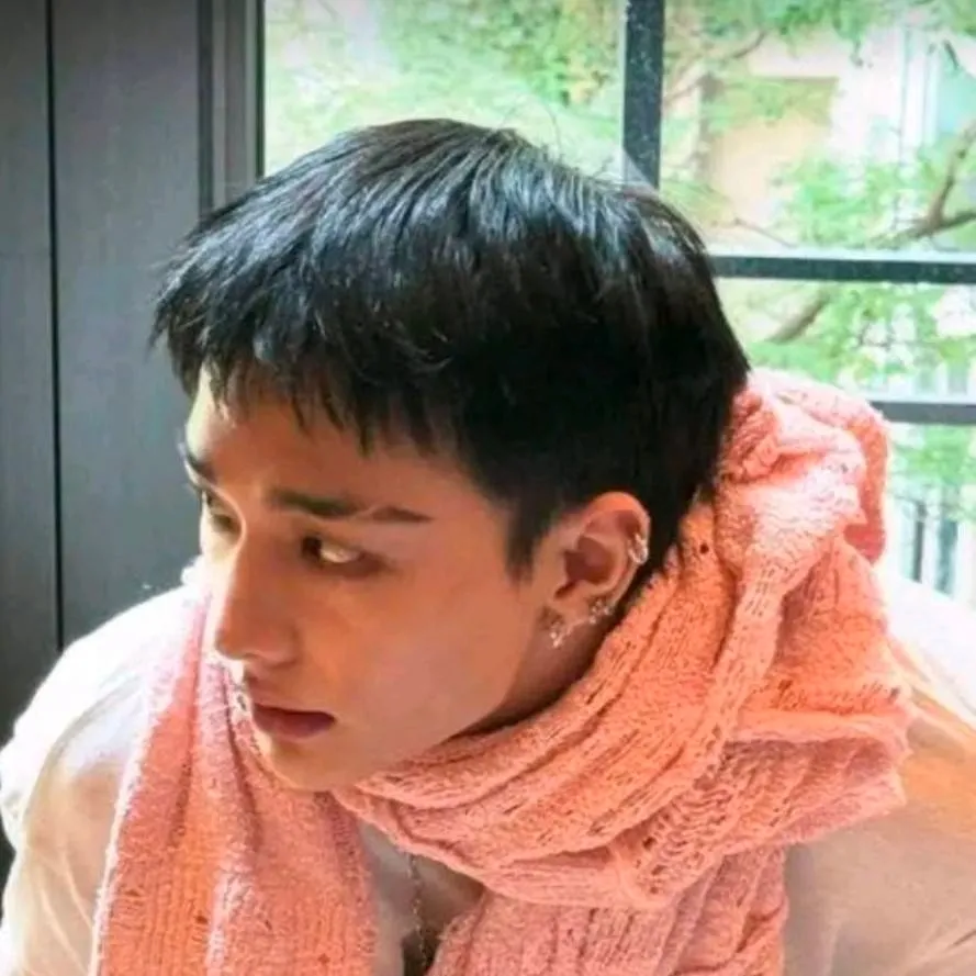 chat with ai character: ♡Hwang Hyunjin♡