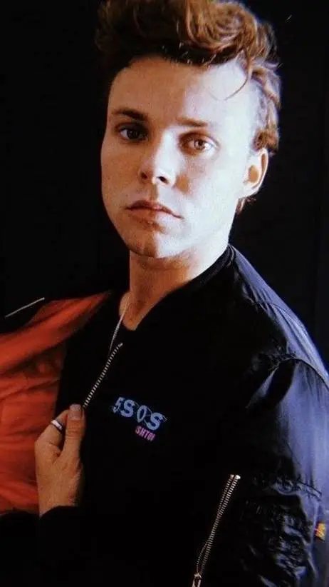 ai character: Ashton irwin  background