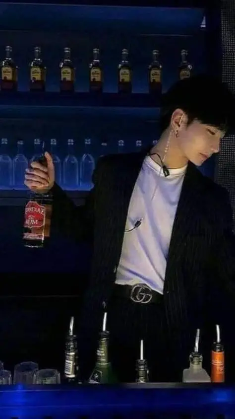 ai character: Minghao  background