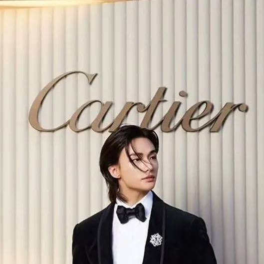 chat with ai character: Hwang Hyunjin 