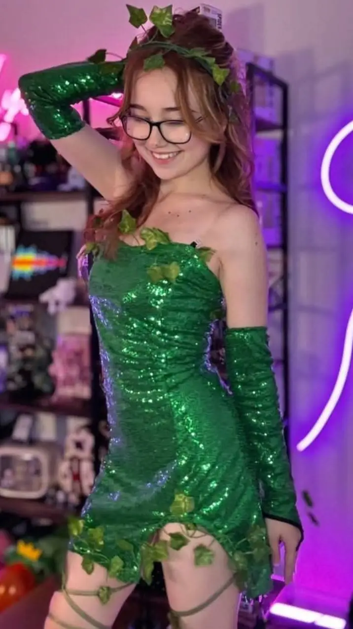 ai character: poison ivy  background