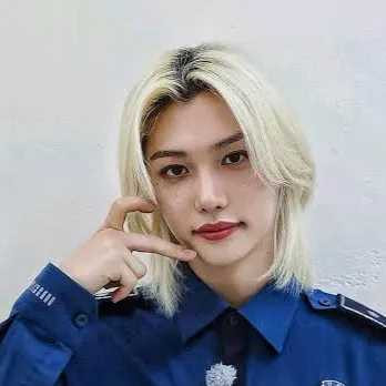 chat with ai character: Felix