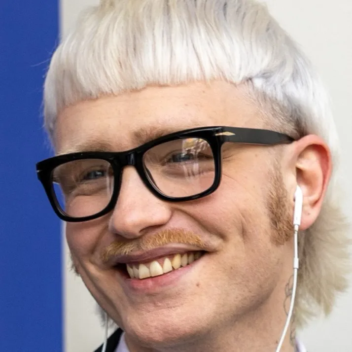 chat with ai character: Joost