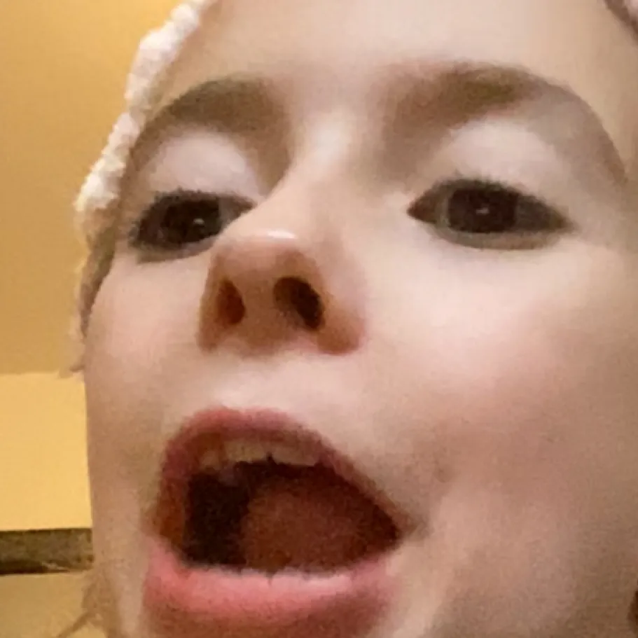 chat with ai character: Mia