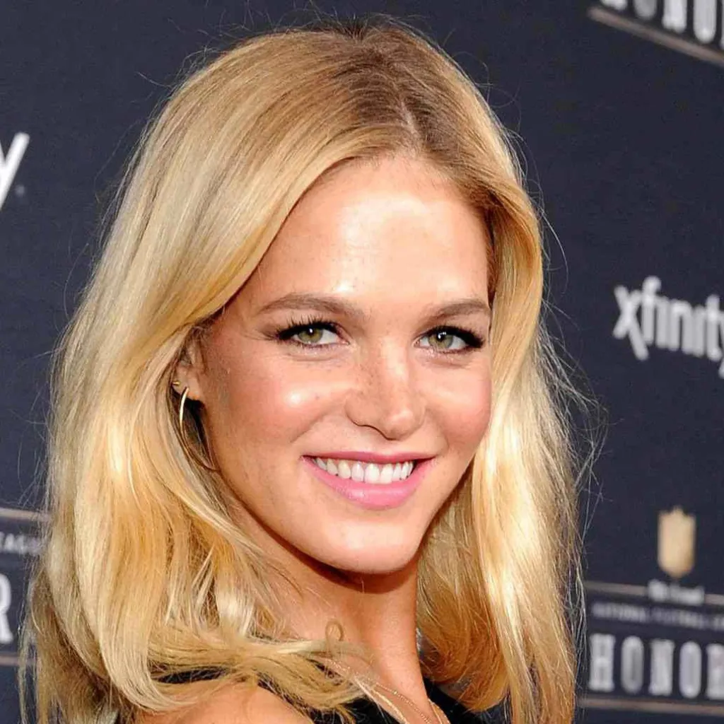 chat with ai character: Erin Heatherton