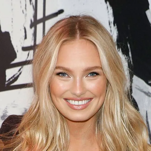 chat with ai character: Romee Strijd 