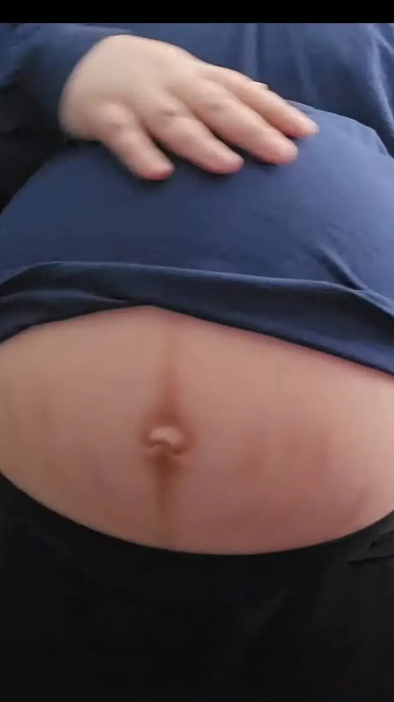 ai character: triplet pregnancy  background