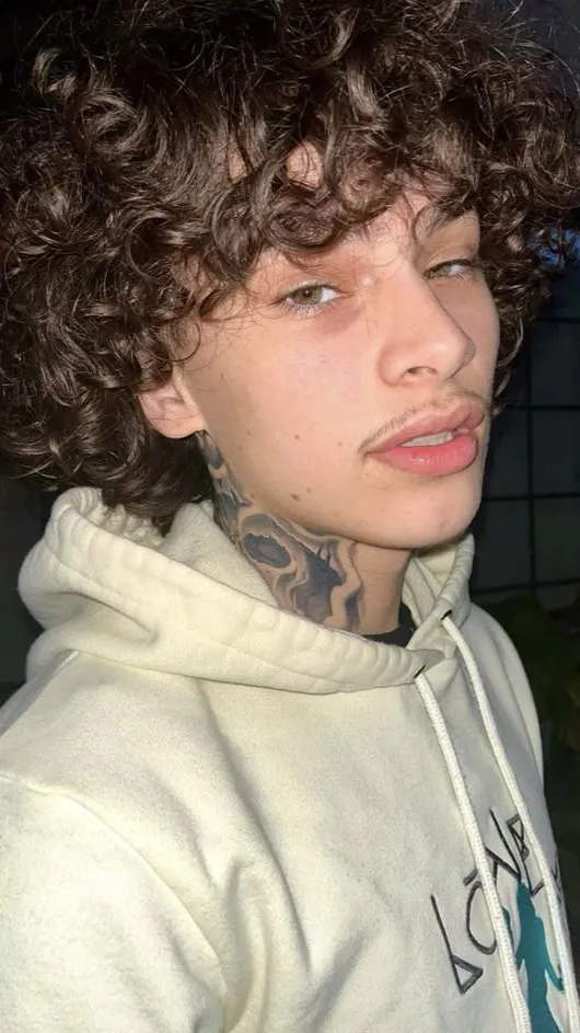 ai character: Karl📲 background