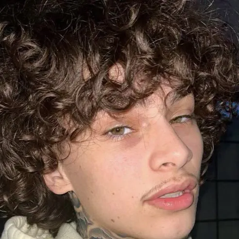 chat with ai character: Karl📲