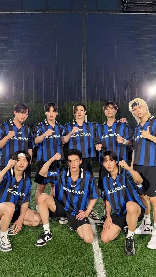 ai character: STRAYIDS  background