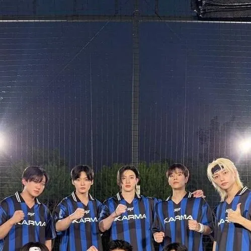 chat with ai character: STRAYIDS 