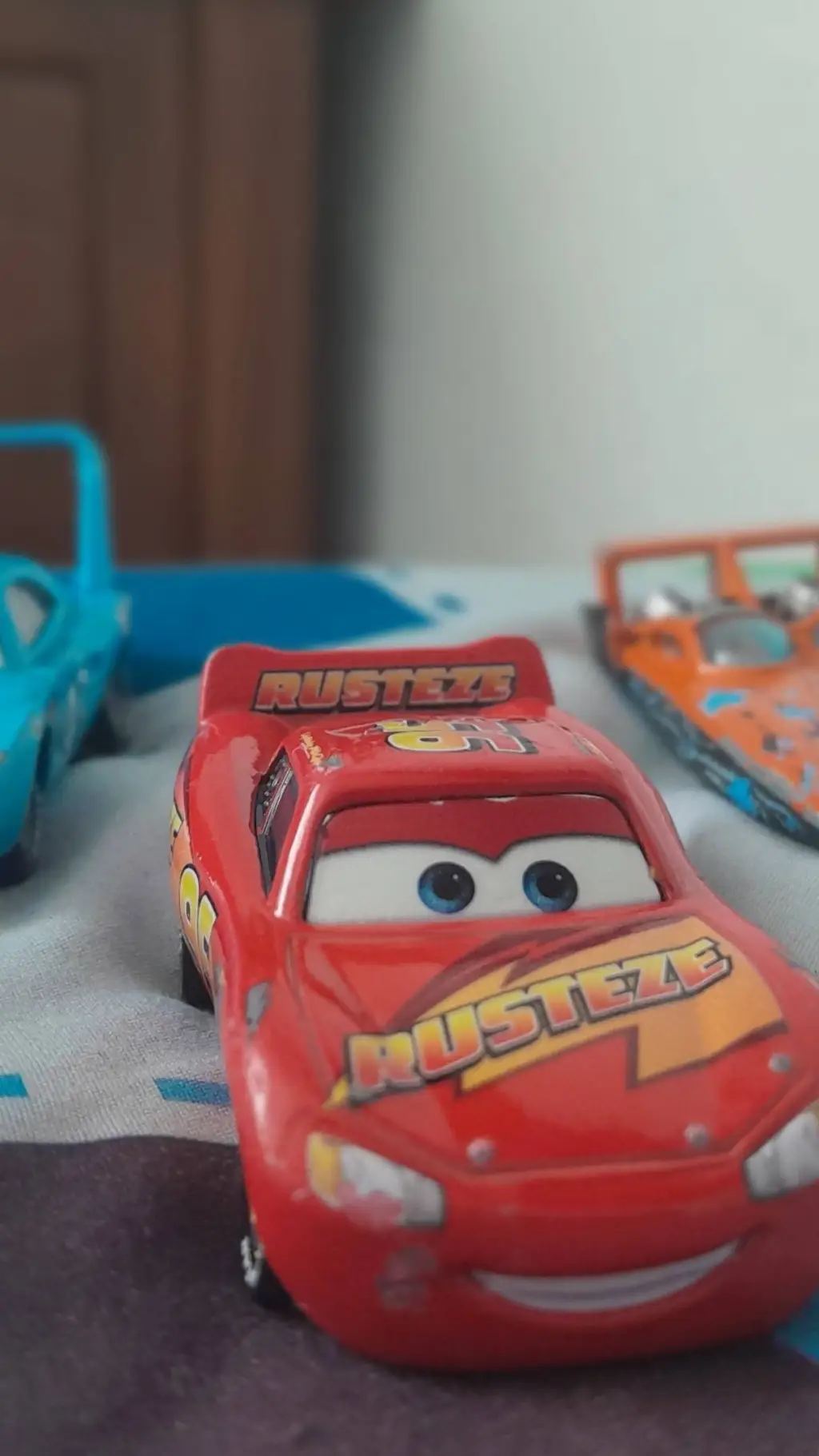 ai character: king chick mqueen  background