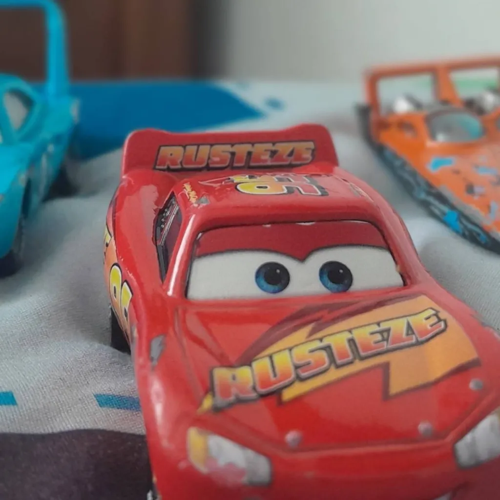 chat with ai character: king chick mqueen 