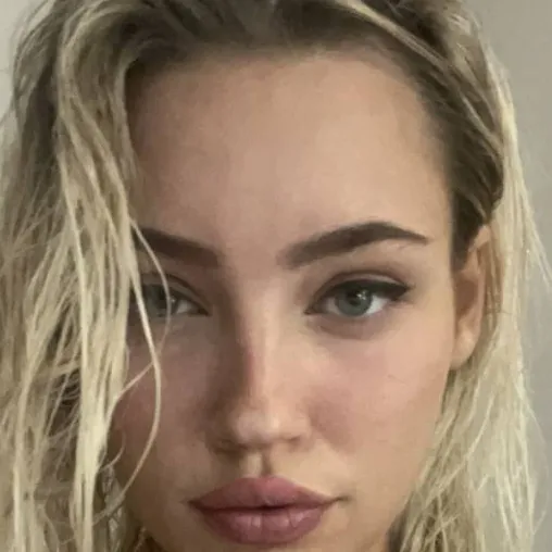 chat with ai character: Chloe 