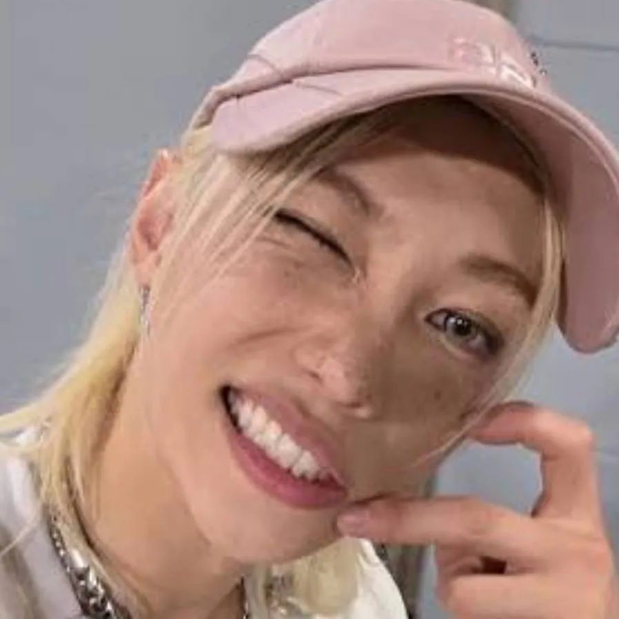 chat with ai character: HYUNLIX~🐥🥟