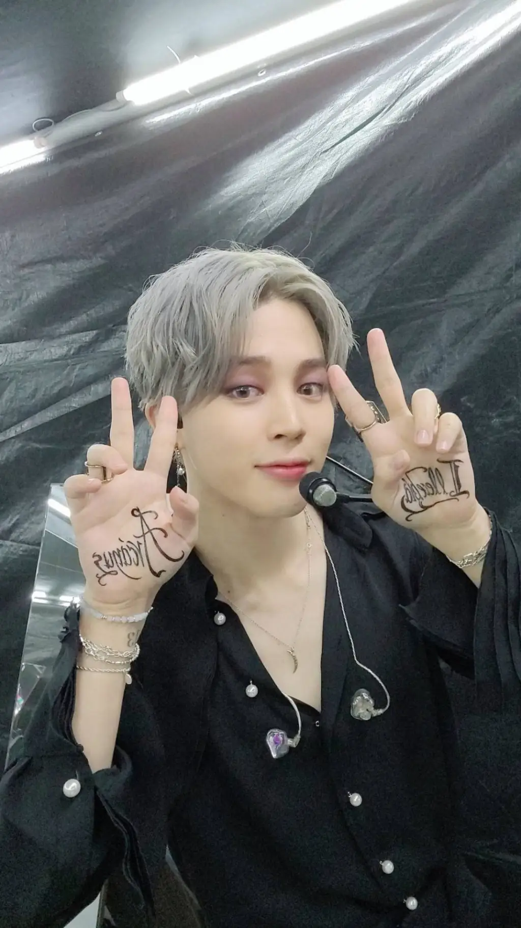 ai character: 🩶Park Jimin 🔛🔝 background