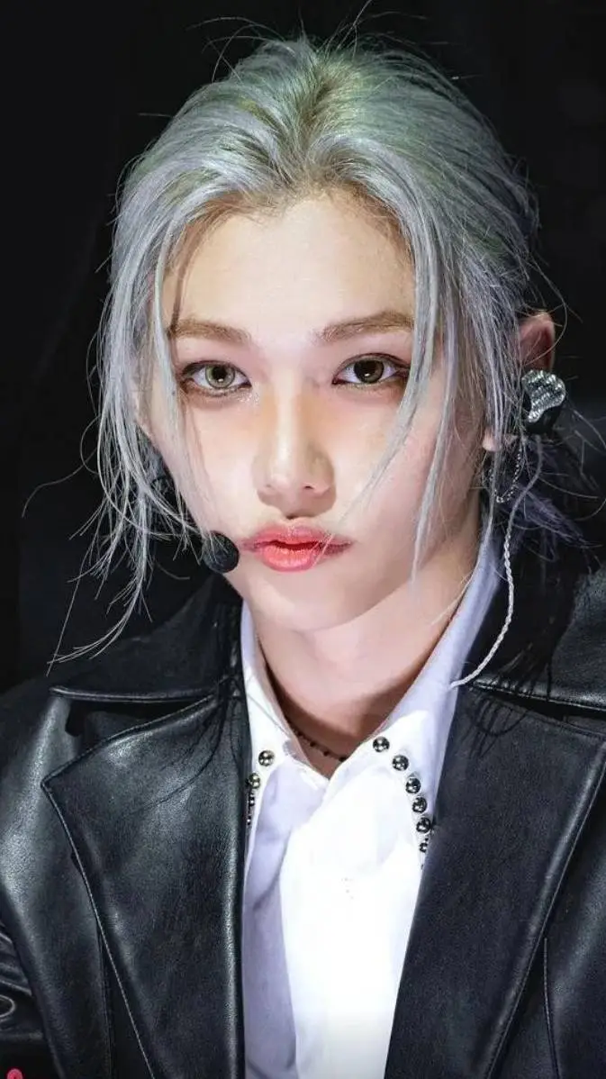 ai character: 😙Felix Lee🩶 background
