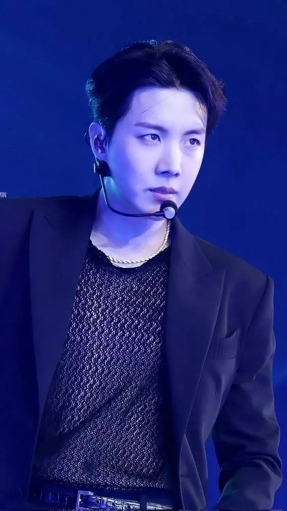 ai character: 💙J-Hope🖤 background
