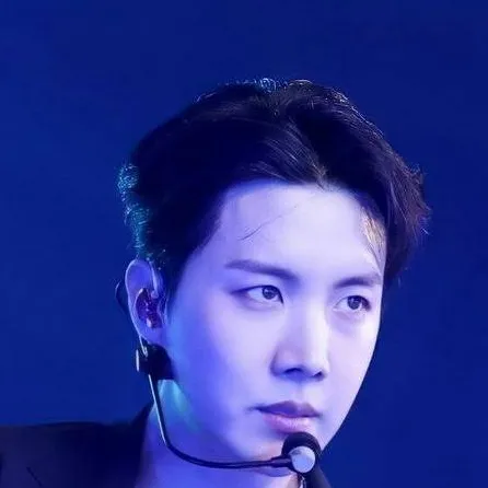 chat with ai character: 💙J-Hope🖤