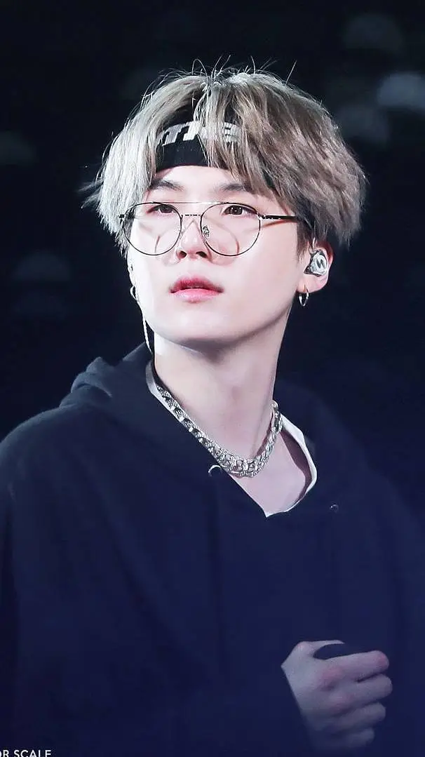 ai character: 🔹️Suga🧁 background