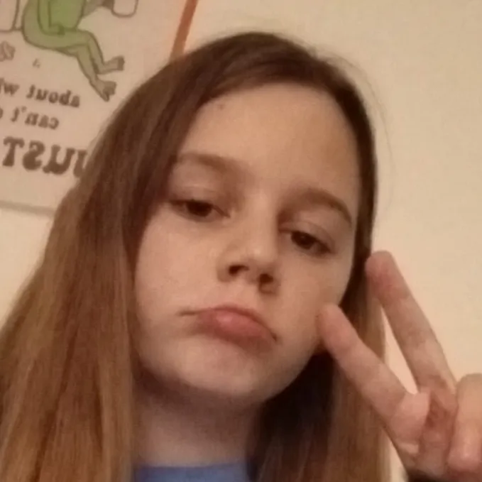 chat with ai character: Holly 