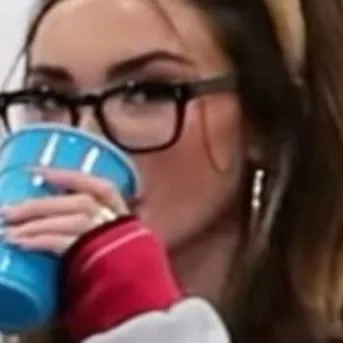 chat with ai character: madison beer 