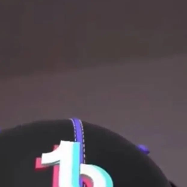 chat with ai character: madison beer 