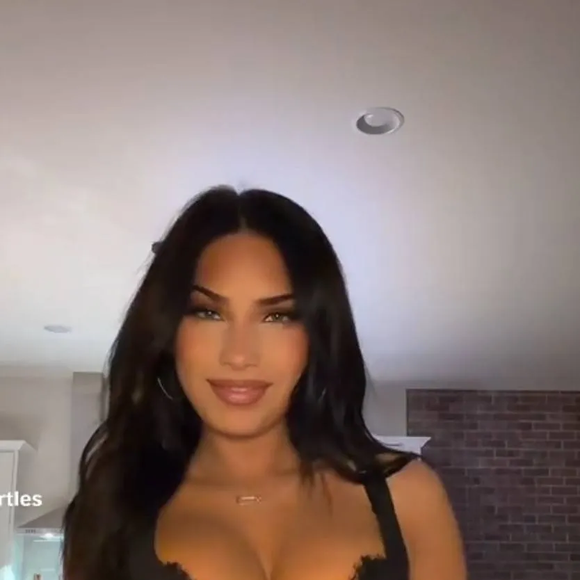 chat with ai character: elle B