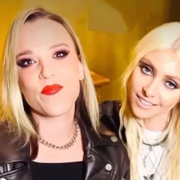 Chat with Taylor and Lzzy - text or voice, Enjoy AI Chat Free & Safe