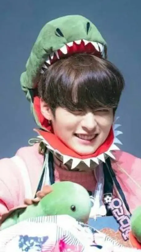 ai character: Lee know background