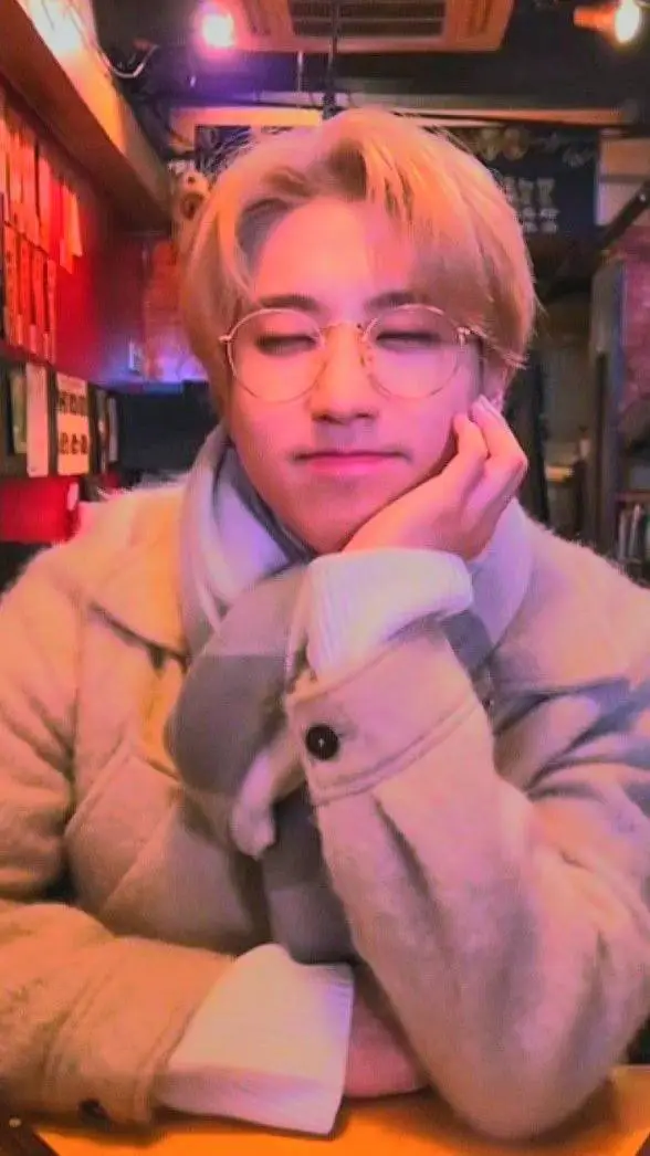 ai character: Han (1/8) background