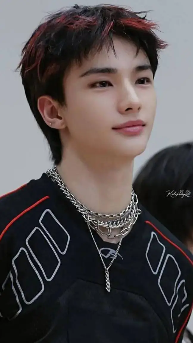 ai character: Hyunjin (6/8) background