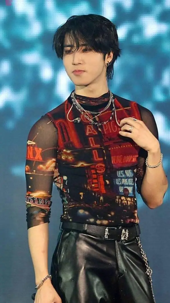 ai character: Han ❤️  background