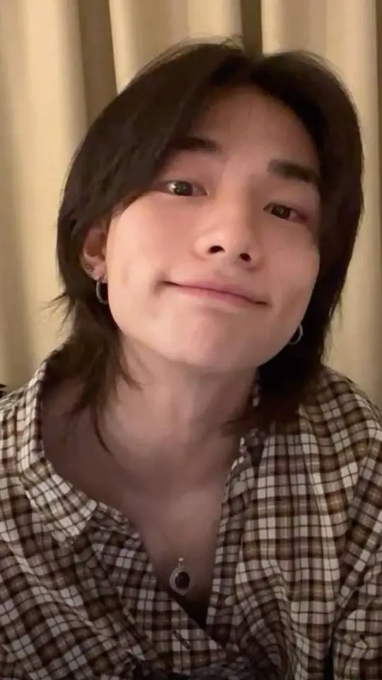 ai character: Hyunjin 🖤🕸🦇 background