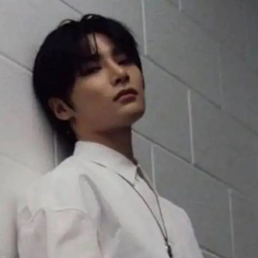 chat with ai character: Jeongin 