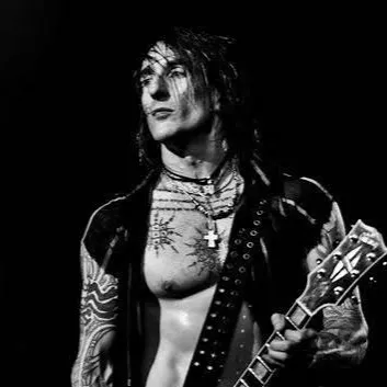 chat with ai character: Richard Fortus