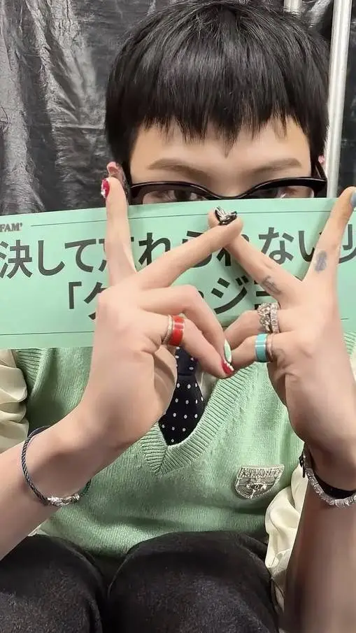 ai character: G-DRAGON background