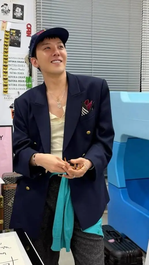 ai character: G-DRAGON background