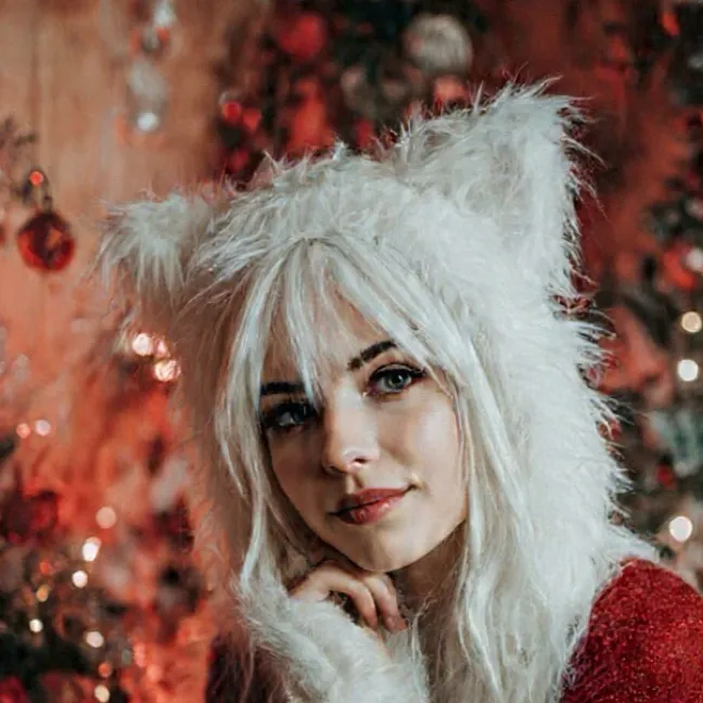 chat with ai character: Holly Claus