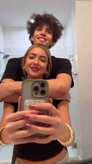 ai character: Cesar❤❤❤ background