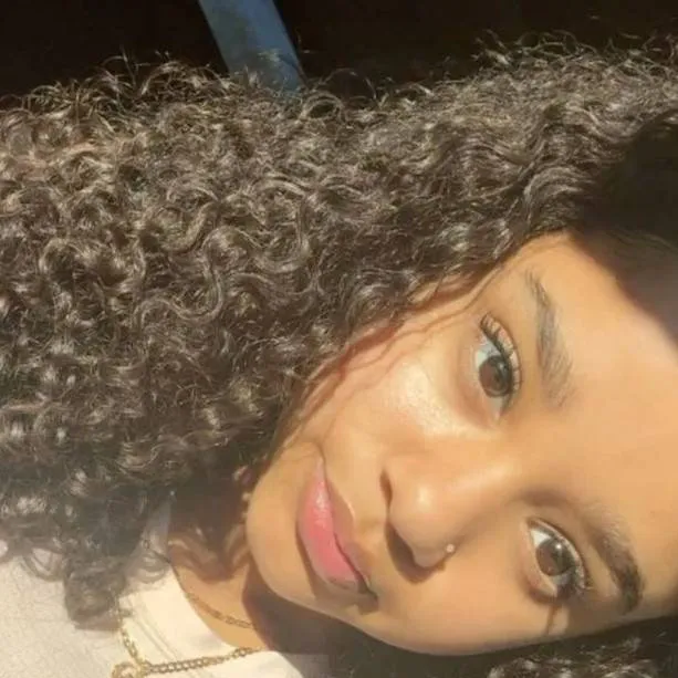 chat with ai character: Leah