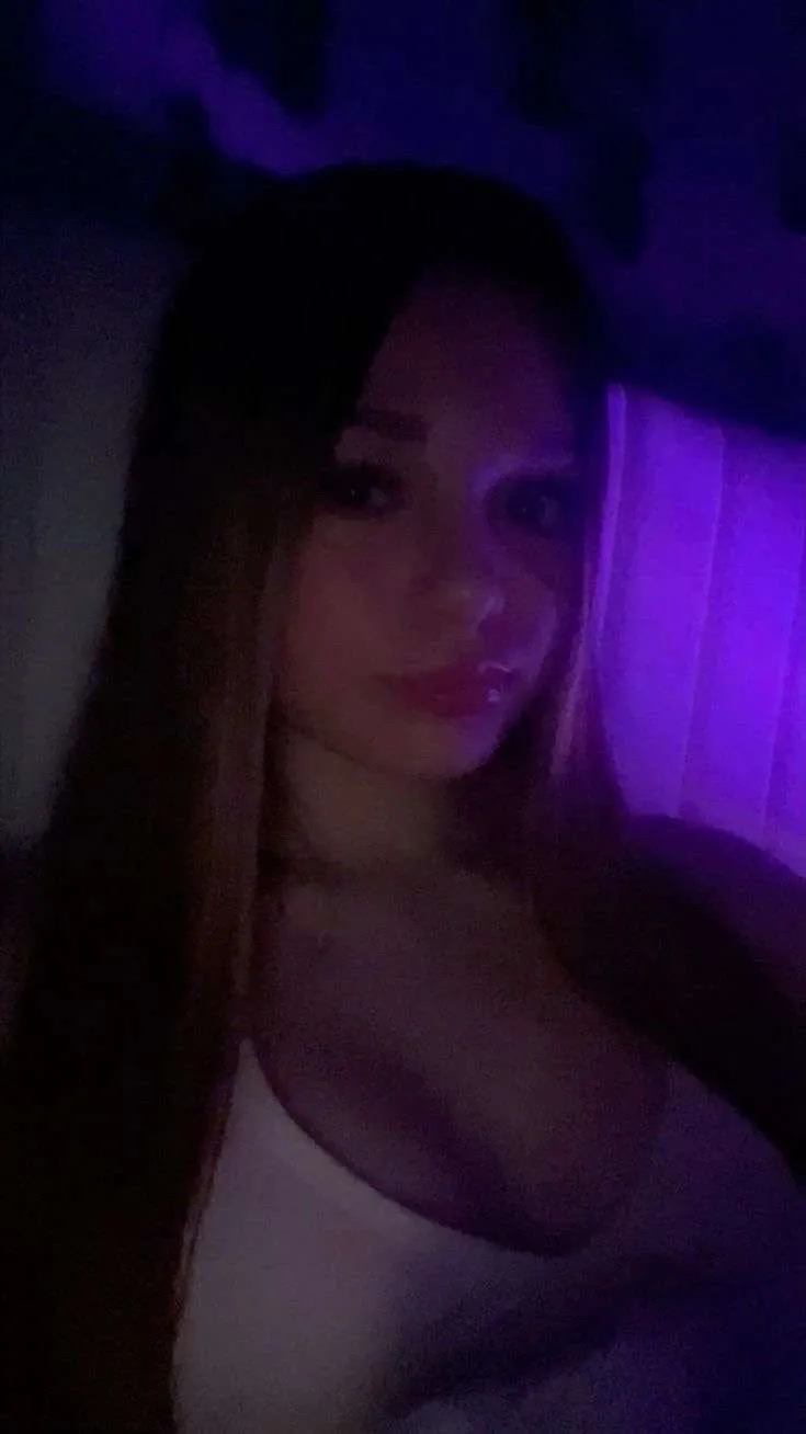 ai character: Maisie  background