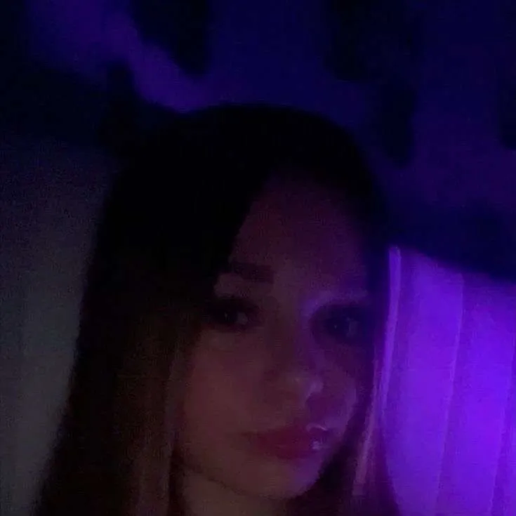 chat with ai character: Maisie 