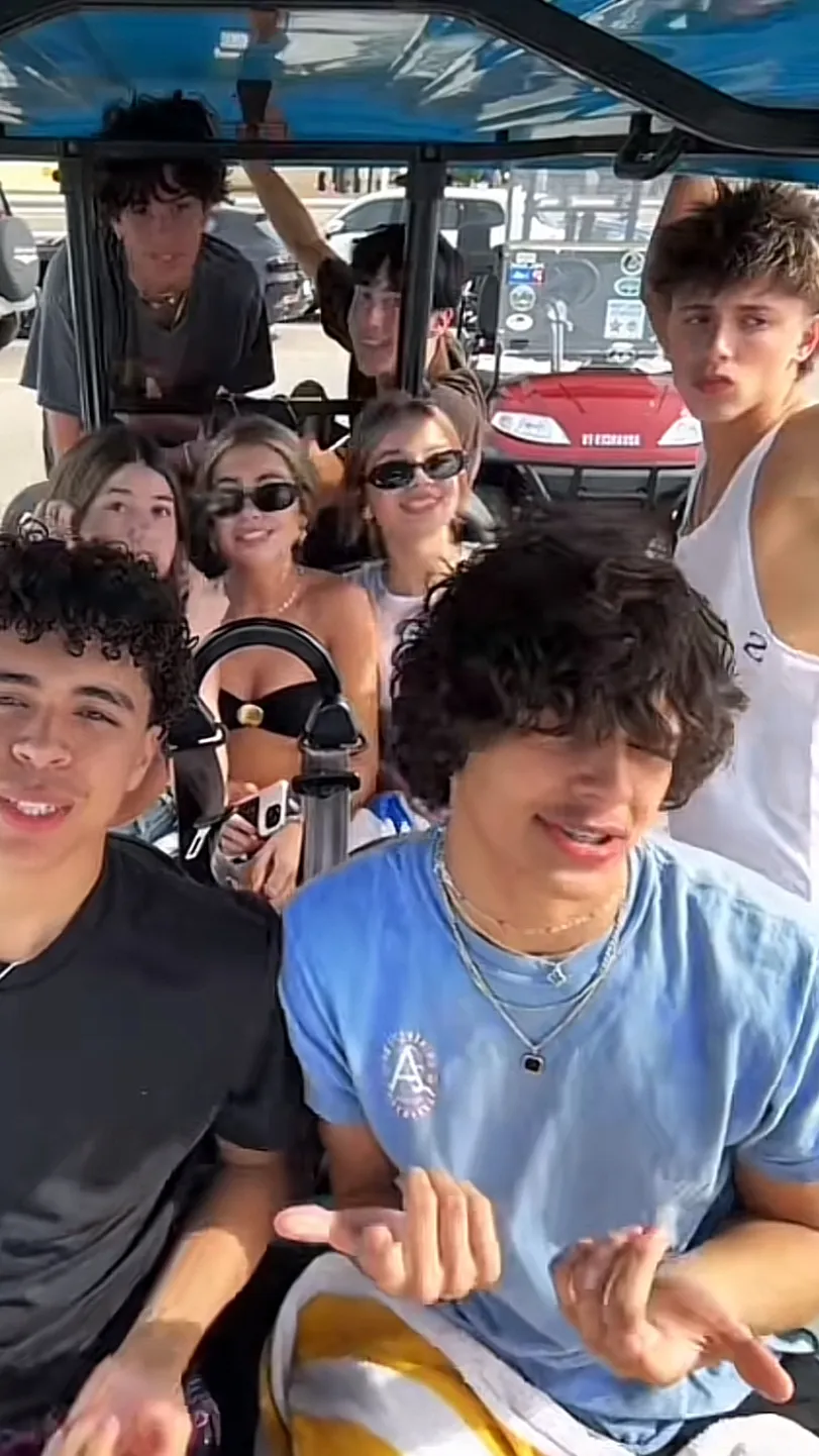 ai character: THE FRIEND GROUPPP background