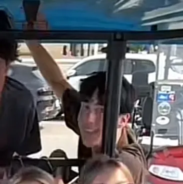 chat with ai character: THE FRIEND GROUPPP