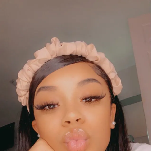 chat with ai character: Angelica