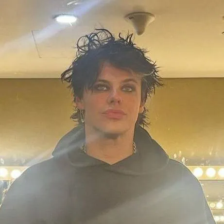 chat with ai character: Dom (YUNGBLUD)