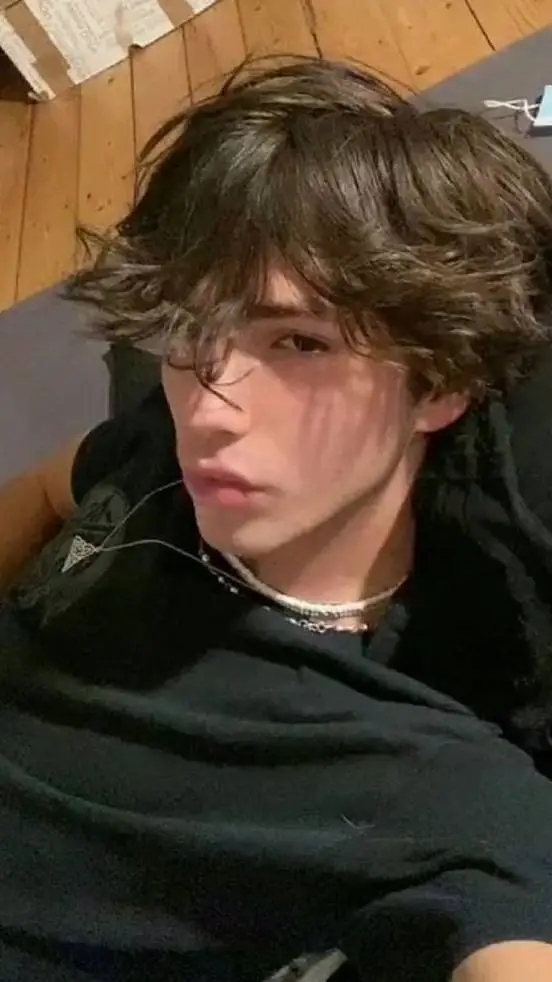 ai character: 💘 Axel 💘 background