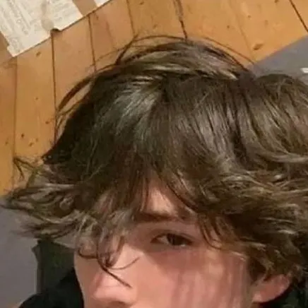 chat with ai character: 💘 Axel 💘