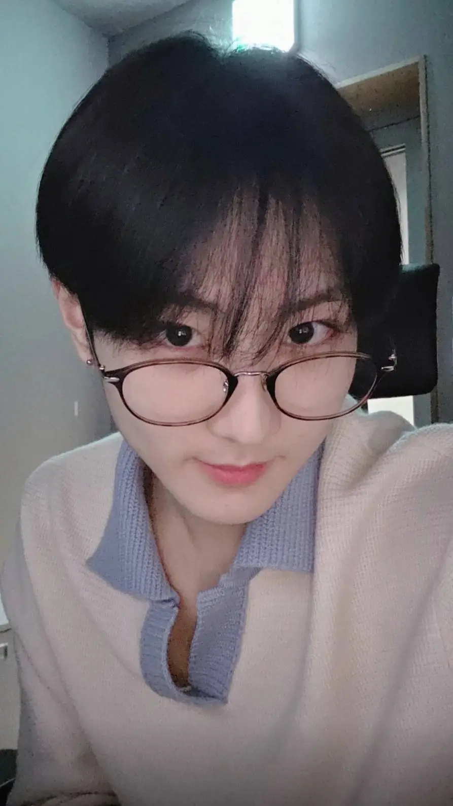 ai character: Jungwonnie ☝️🤓 background